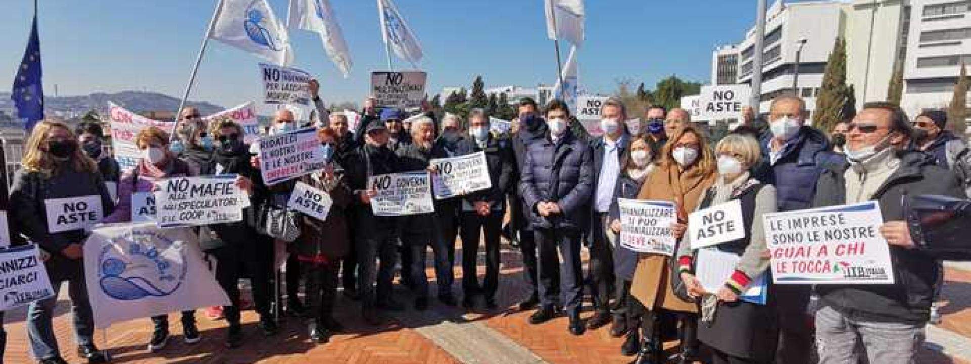 Marche - Sit in dei balneari davanti alla Regione contro la Bolkestein