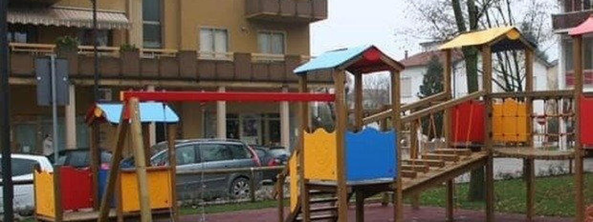 Si impicca nel parco pubblico, a due passi dai giochi per bambini