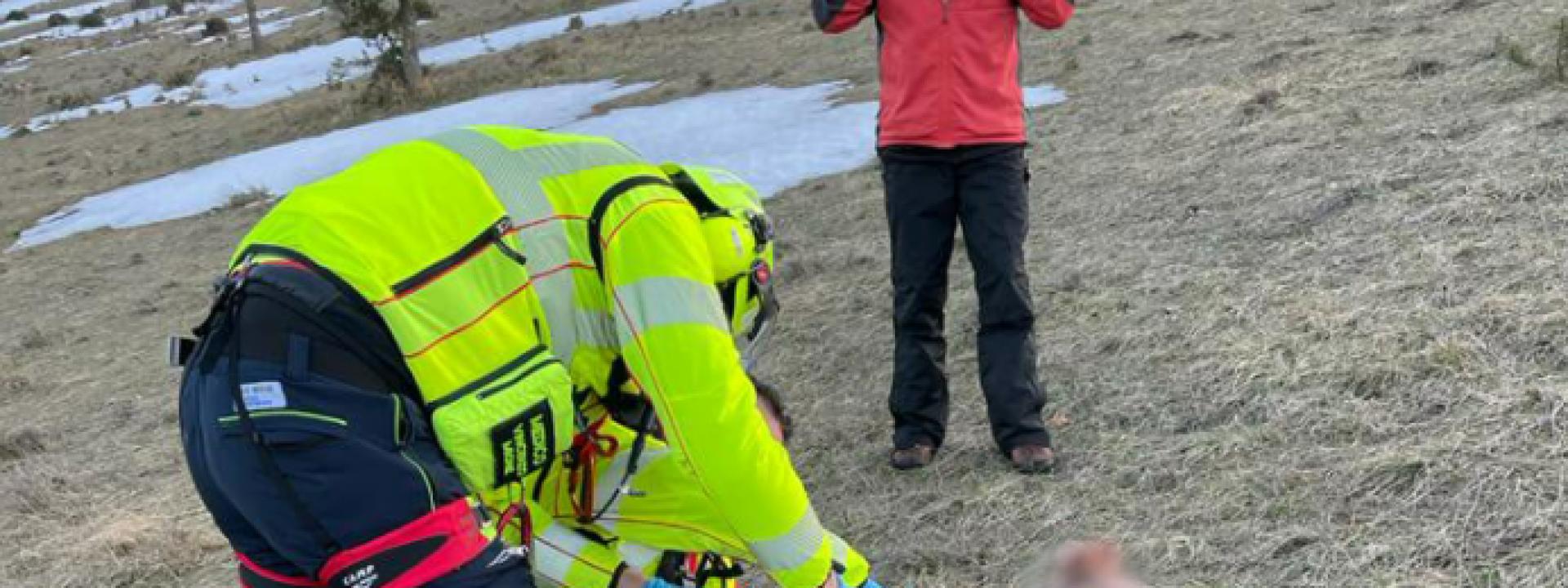 Marche - Atterraggio problematico col parapendio: sbatte la schiena contro un albero e finisce a Torrette