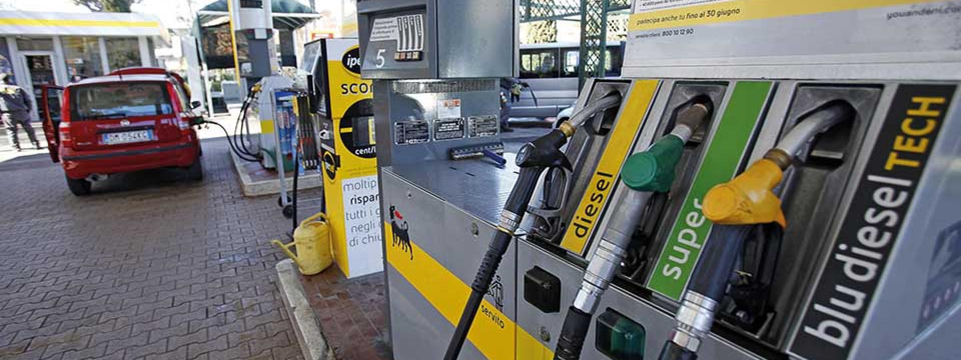 Carburante, anche oggi prezzi in leggera discesa