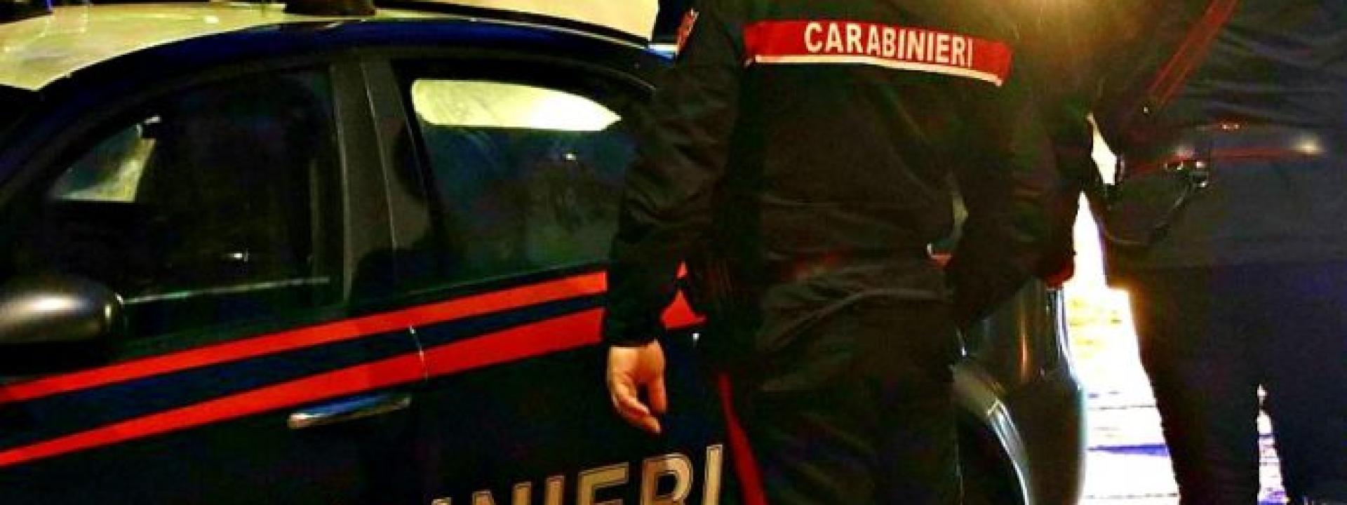 Marche - Coltello e droga in tasca, spintona i carabinieri per sfuggire al controllo: arrestato