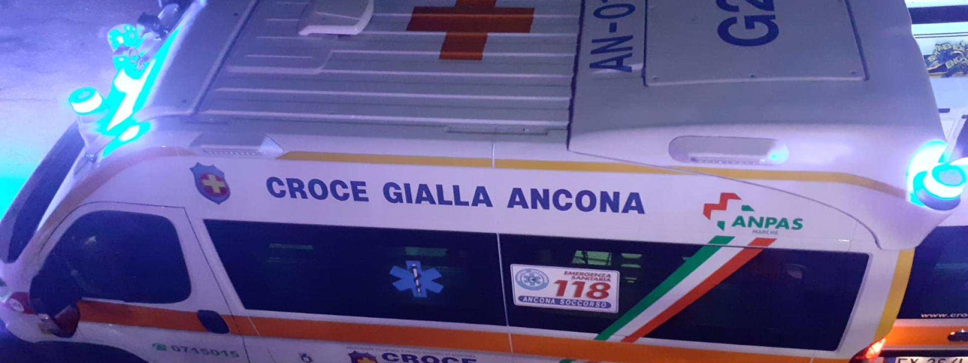 Marche - Lite finisce a bottigliate: 40enne a Torrette con un grave taglio dal mento alla gola