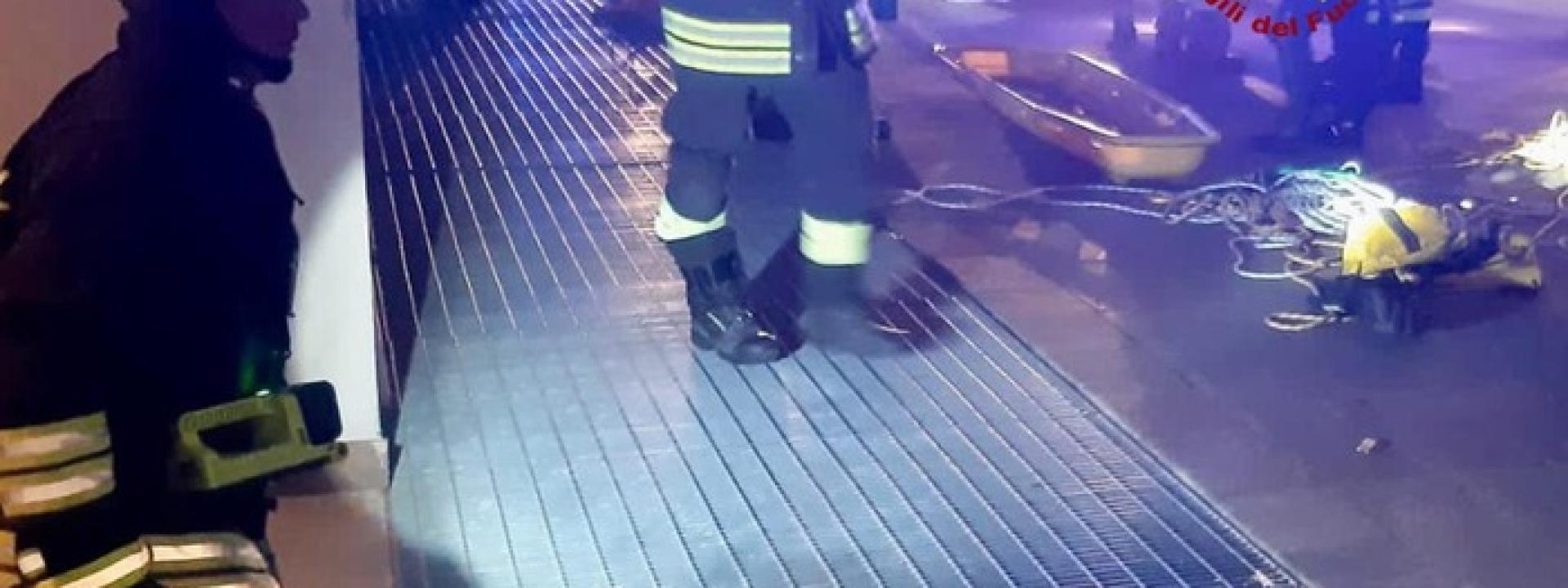 Scivola in una 'bocca di lupo' per recuperare un anello: salvato dai pompieri