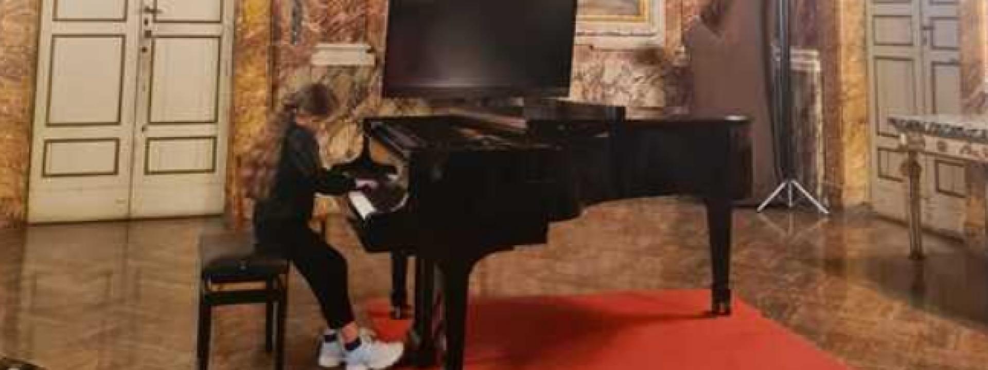 Marche - Diana, pianista di 9 anni in fuga da Kharkiv: frequenterà il Conservatorio a Pesaro