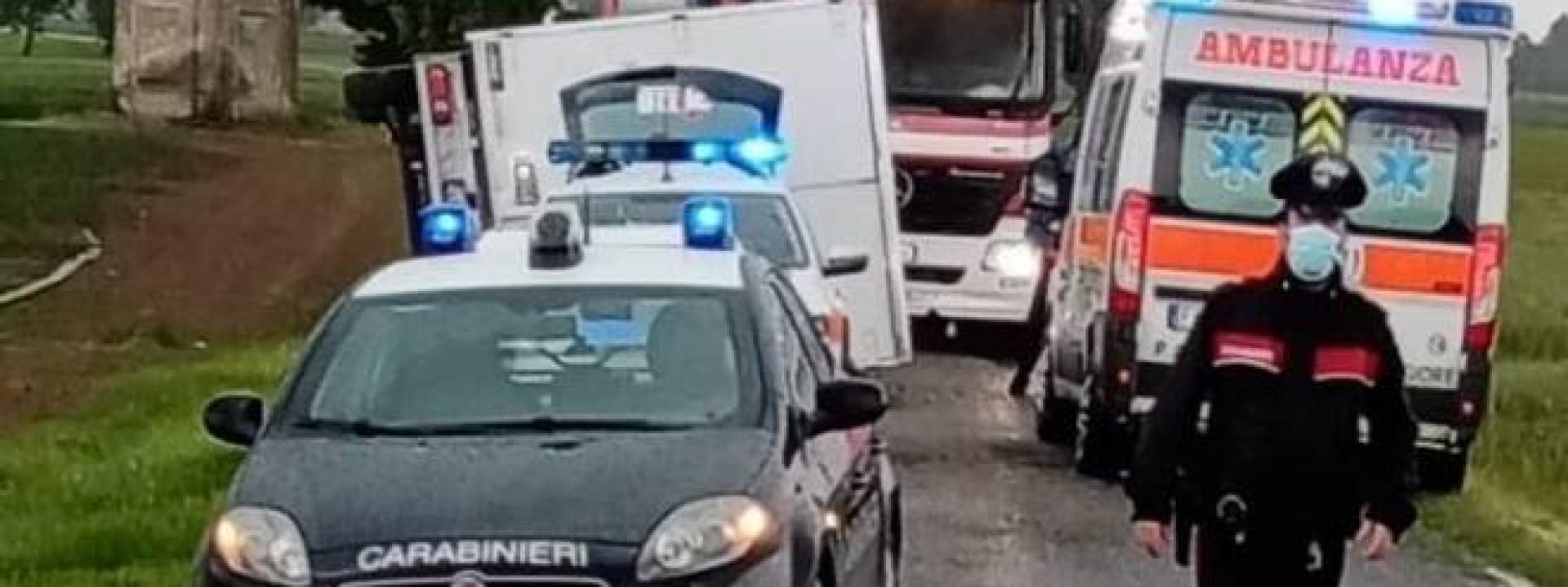 In giro con la moto insieme al papà, 20enne finisce contro un camion e muore sul colpo