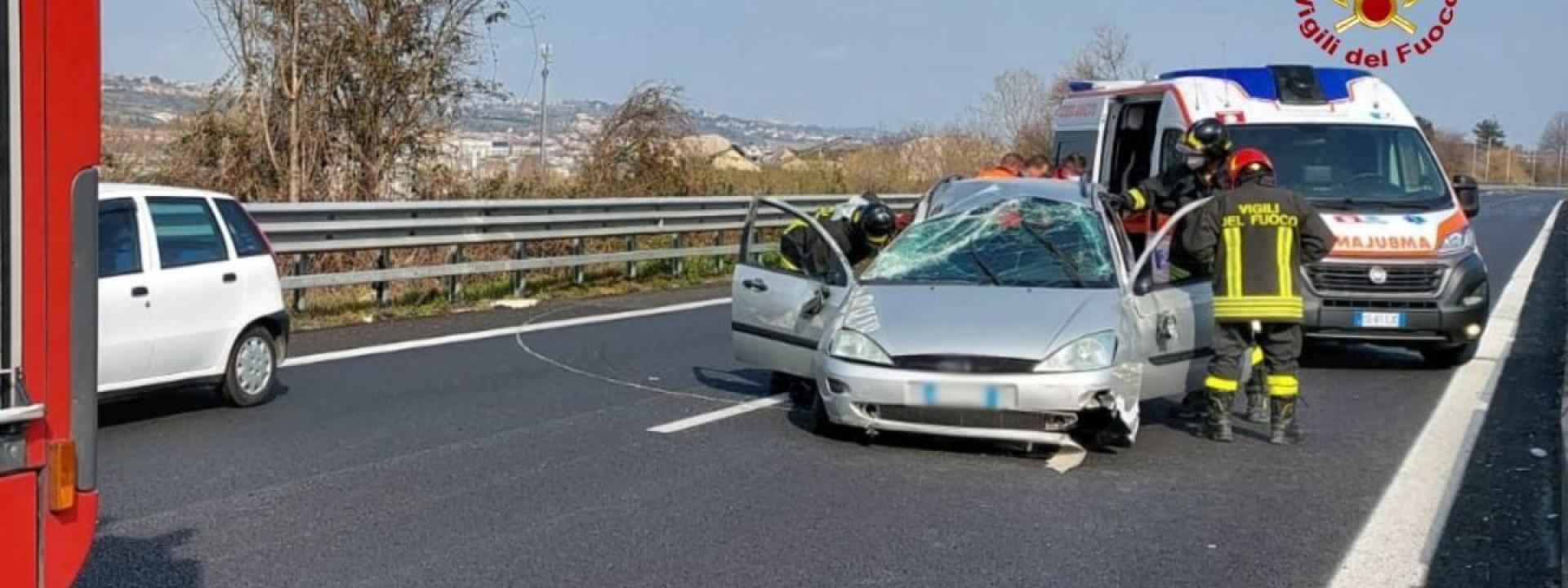 Marche - Incidente in superstrada: auto finisce contro il guardrail