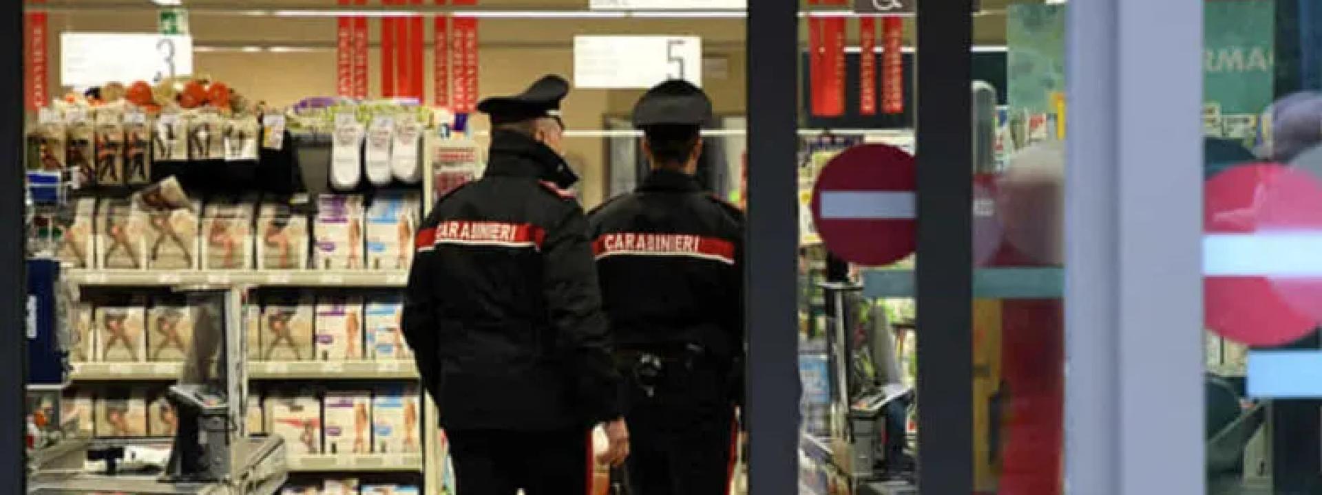 Povera e madre di un disabile ruba cibo e sapone: i carabinieri le pagano la spesa