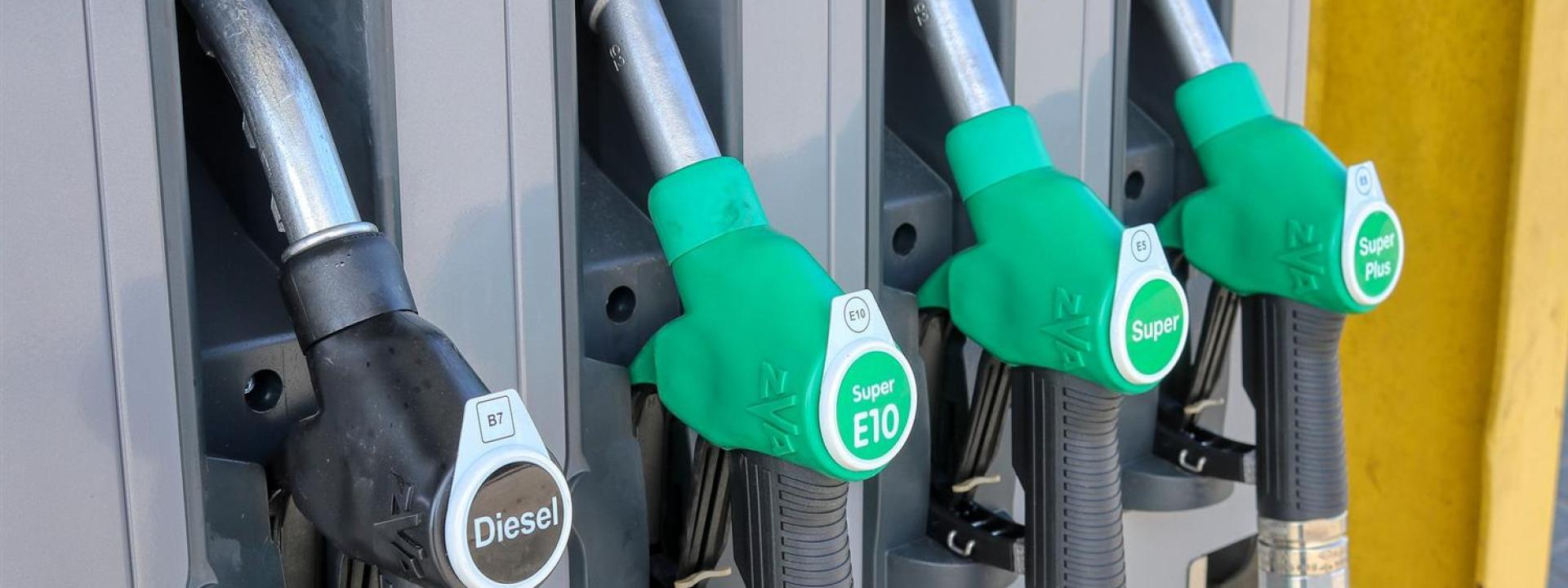 Carburanti, prezzi in calo e diesel che torna meno caro della benzina