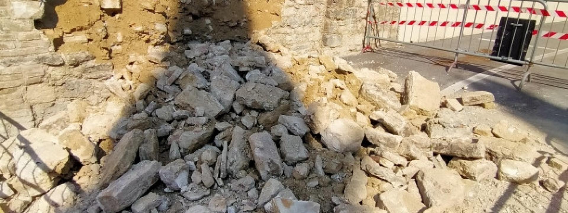 Marche - Crollata una porzione di muro a San Severino