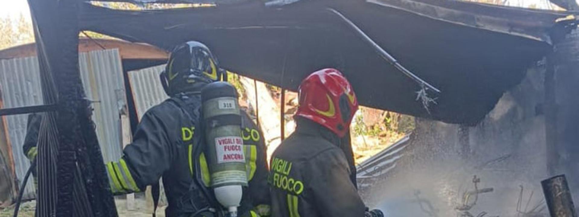 Marche - Capanno agricolo in fiamme, paura per una abitazione vicina