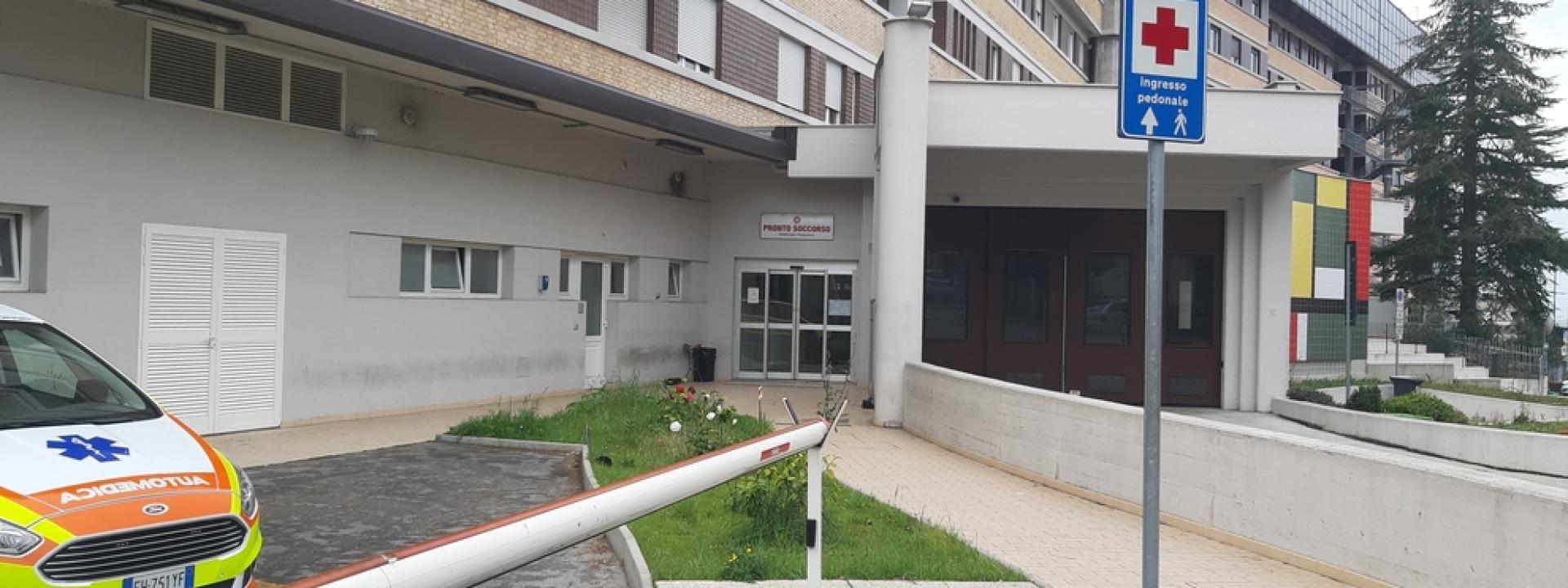 Marche - Vuole entrare in ospedale senza green pass (anche se ce l'ha) e prende a testate una guardia giurata