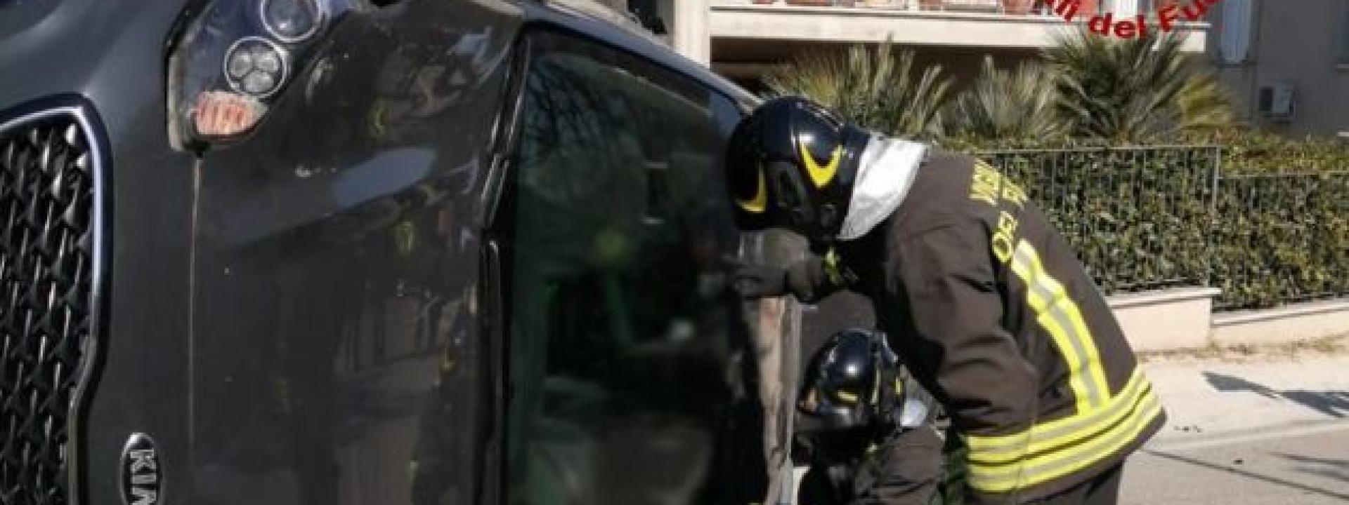 Marche - Finisce con l'auto contro una vettura parcheggiata: un ferito estratto dai pompieri