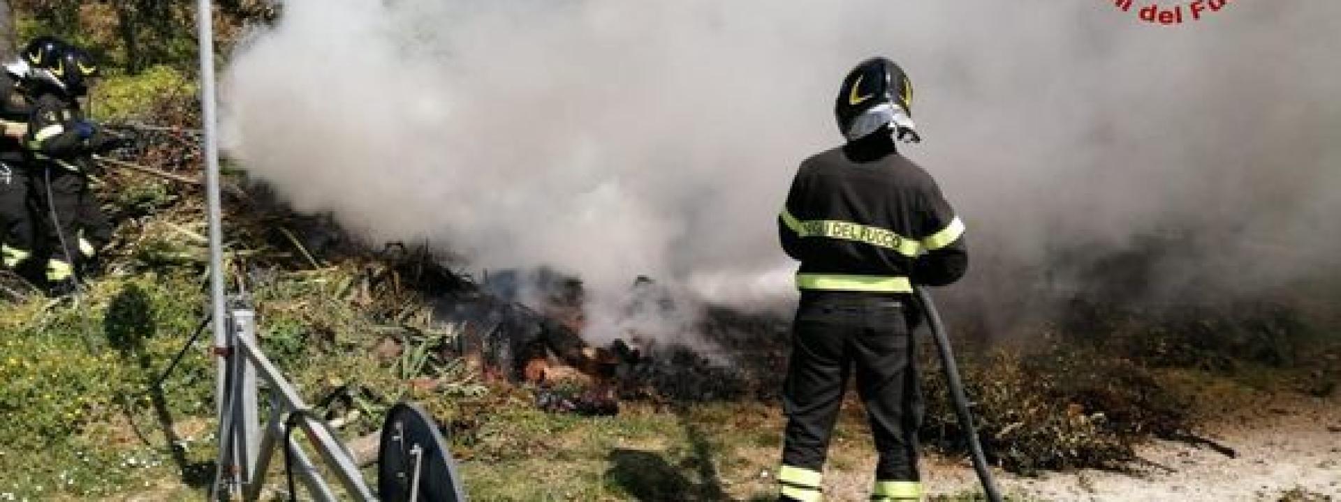 Marche - Fiamme vicino alla scuola, intervento dei pompieri