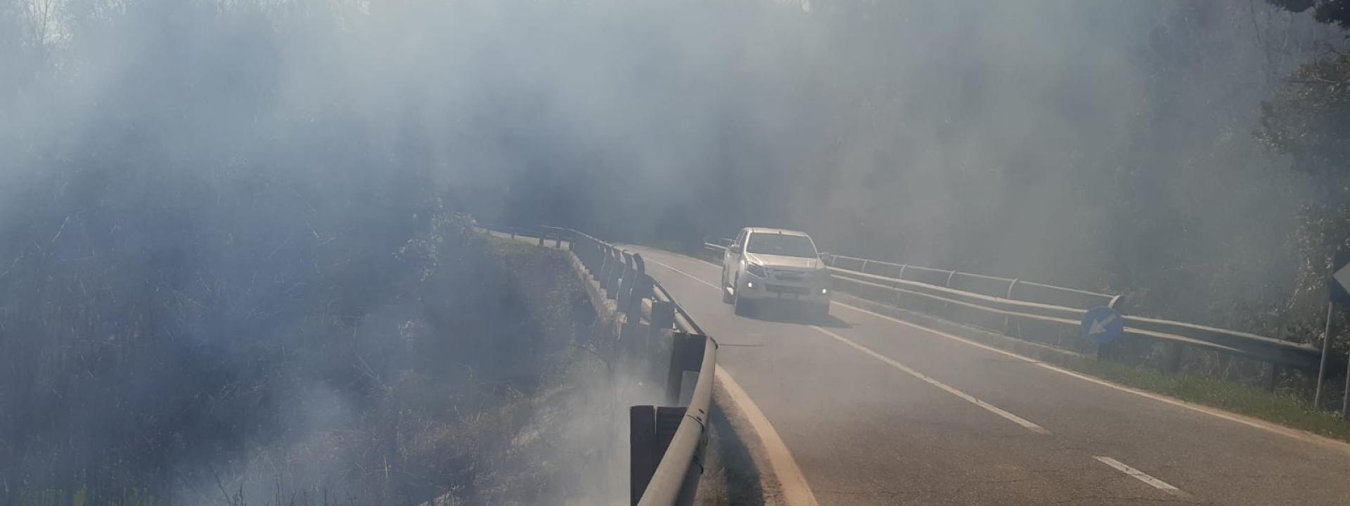 Marche - Incendio a San Severino, il fumo invade la carreggiata