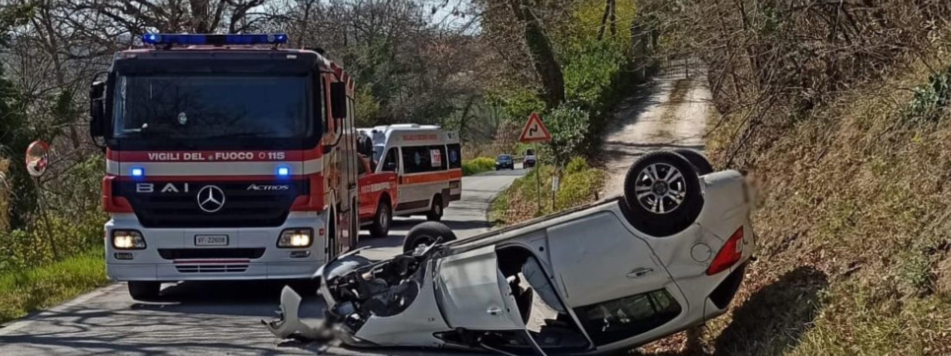 Marche - Perde il controllo e l'auto si ribalta: donna portata a Torrette