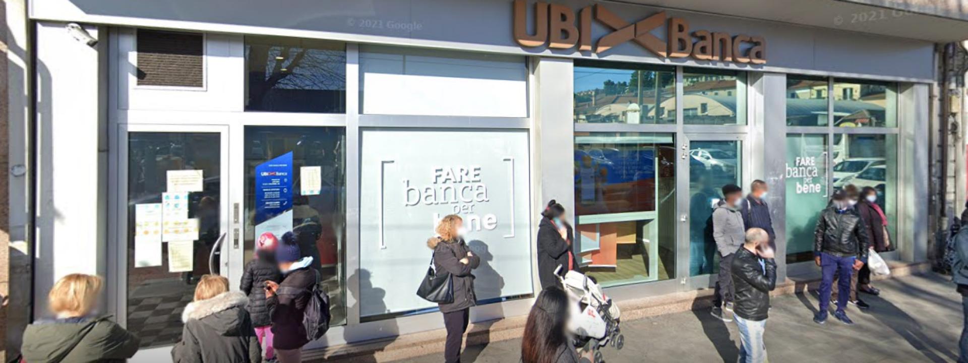 Marche - Bengalese chiede i documenti ai clienti in fila fuori dalla banca: portato al pronto soccorso