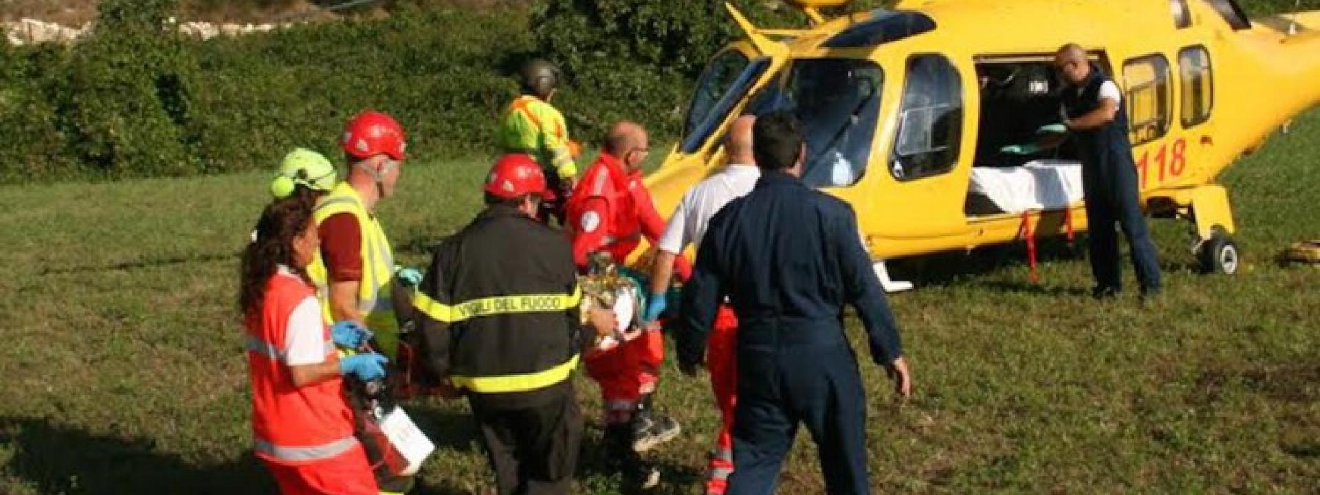 Marche - Le sfugge la motosega mentre taglia la legna: 50enne grave a Torrette