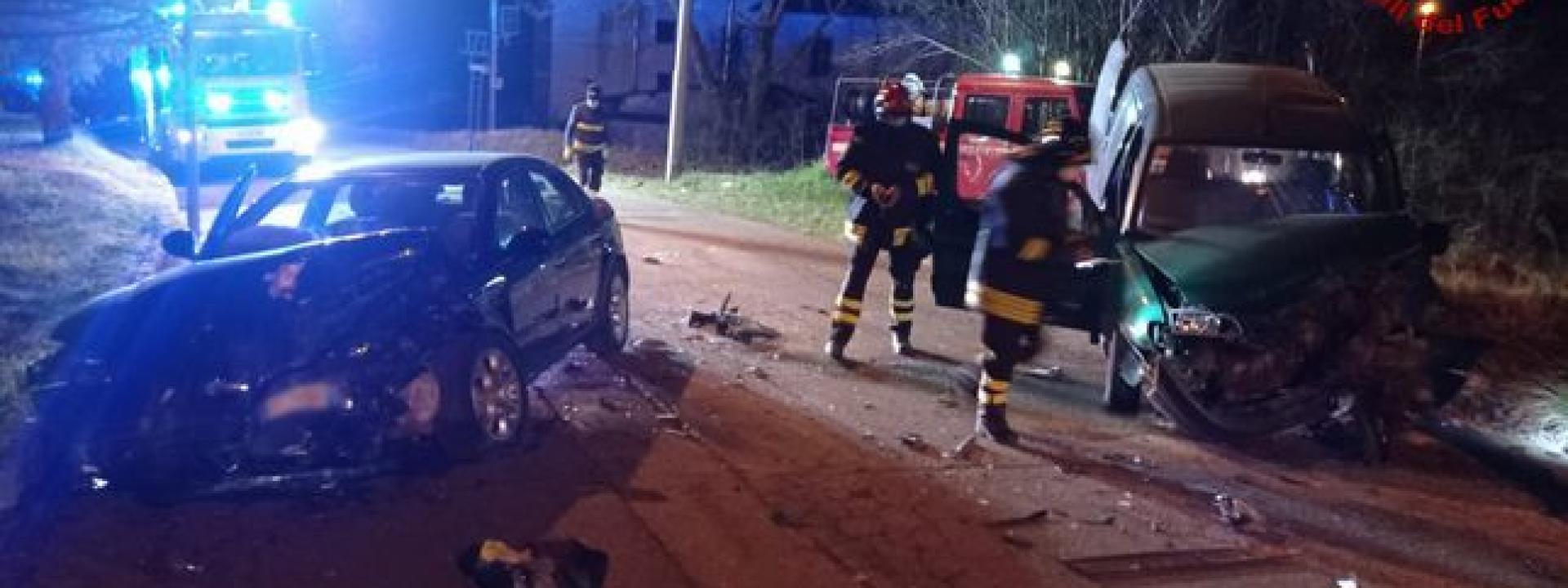 Marche - Frontale nella notte: due feriti in ospedale