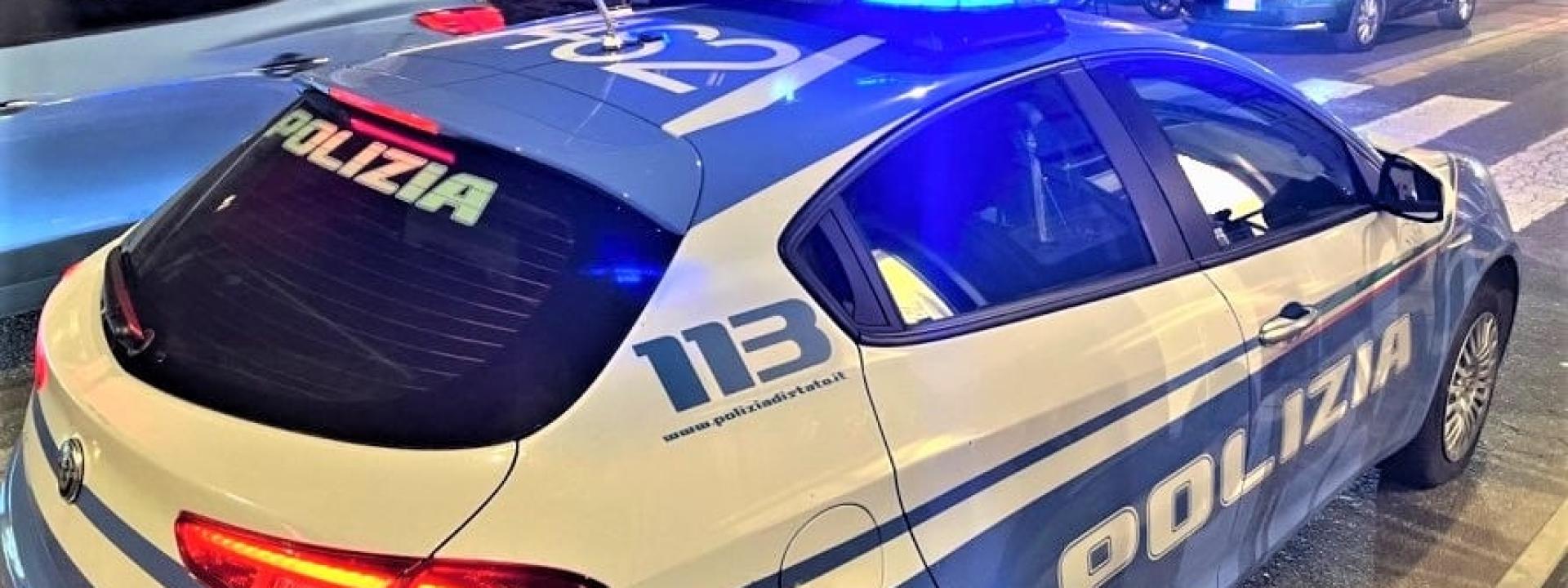 Tentano una rapina al benzinaio, scappano e si schiantano contro una Volante della Polizia