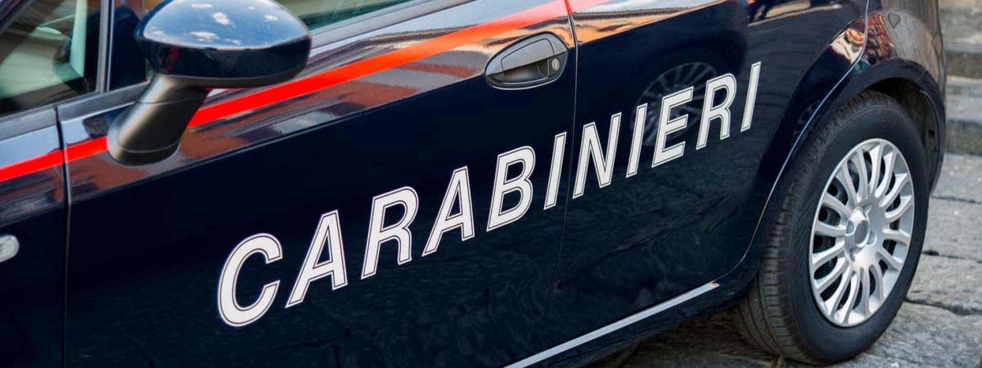 Lite fra vicini finisce a coltellate: due feriti e due arresti