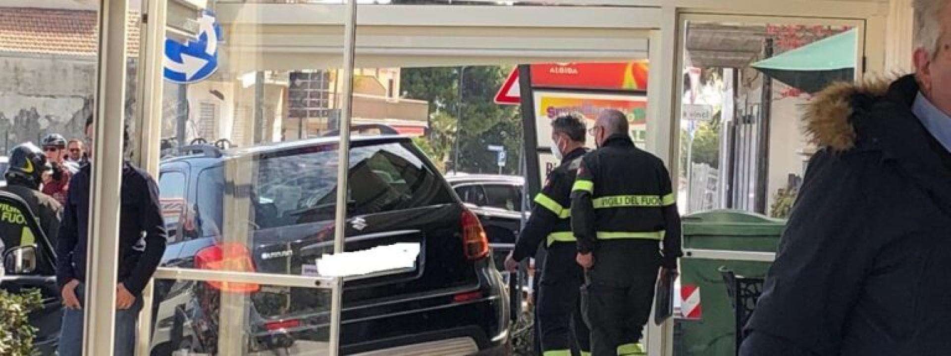 Perde il controllo dell'auto e finisce contro la veranda di un bar: due feriti