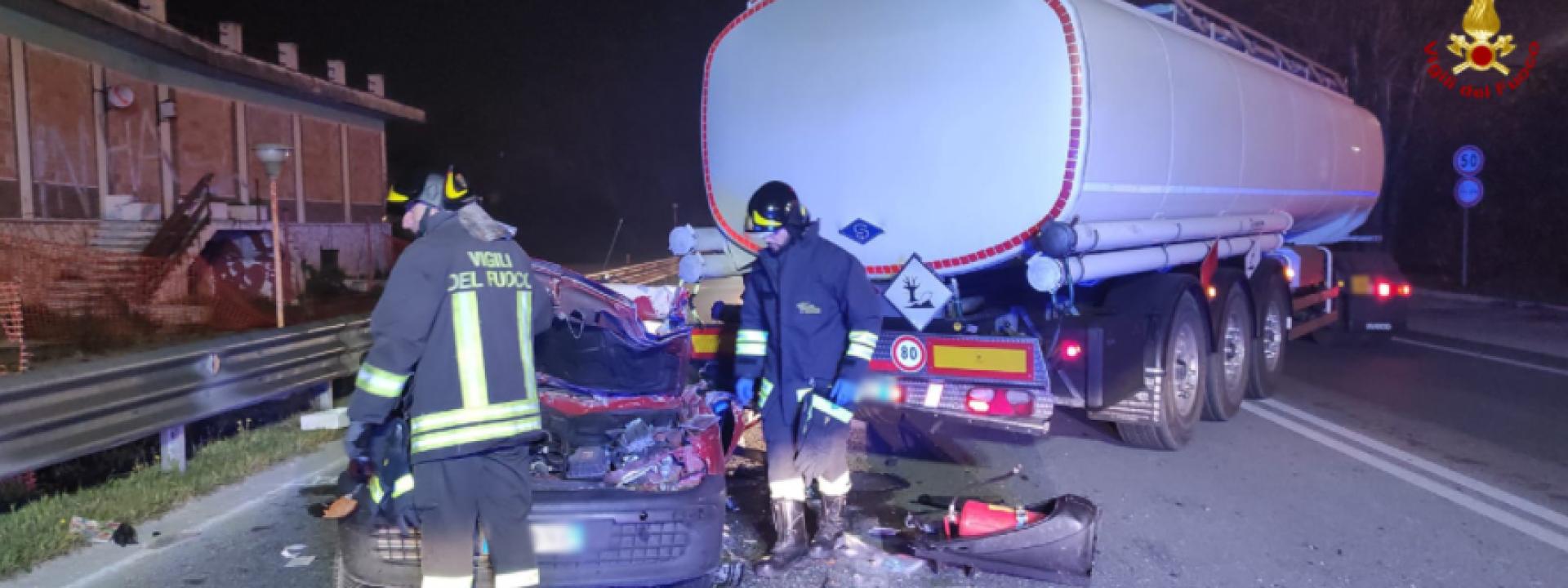 Marche - Auto tampona il rimorchio di un tir: un ferito a Torrette