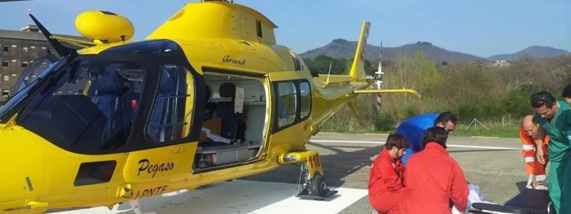 Marche - L'auto sbanda e si ribalta: grave un uomo portato a Torrette