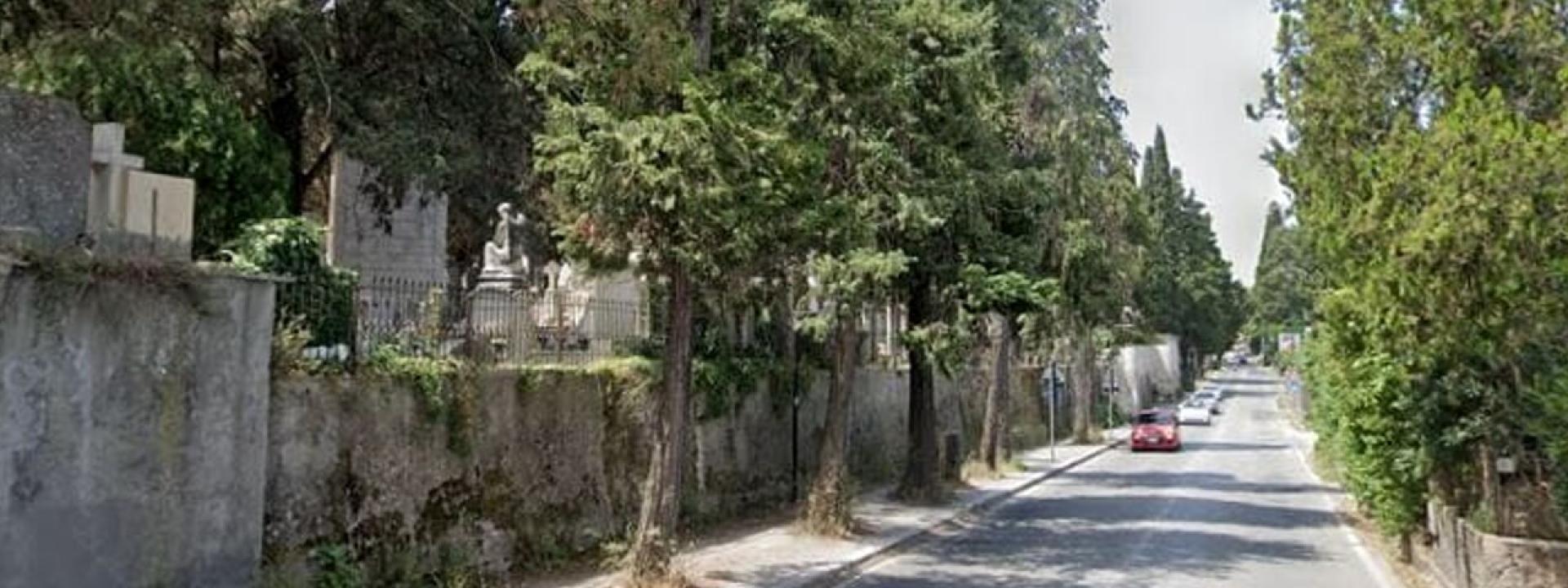 Con l'auto contro il muro del cimitero: morto un 19enne, altri due giovani gravissimi