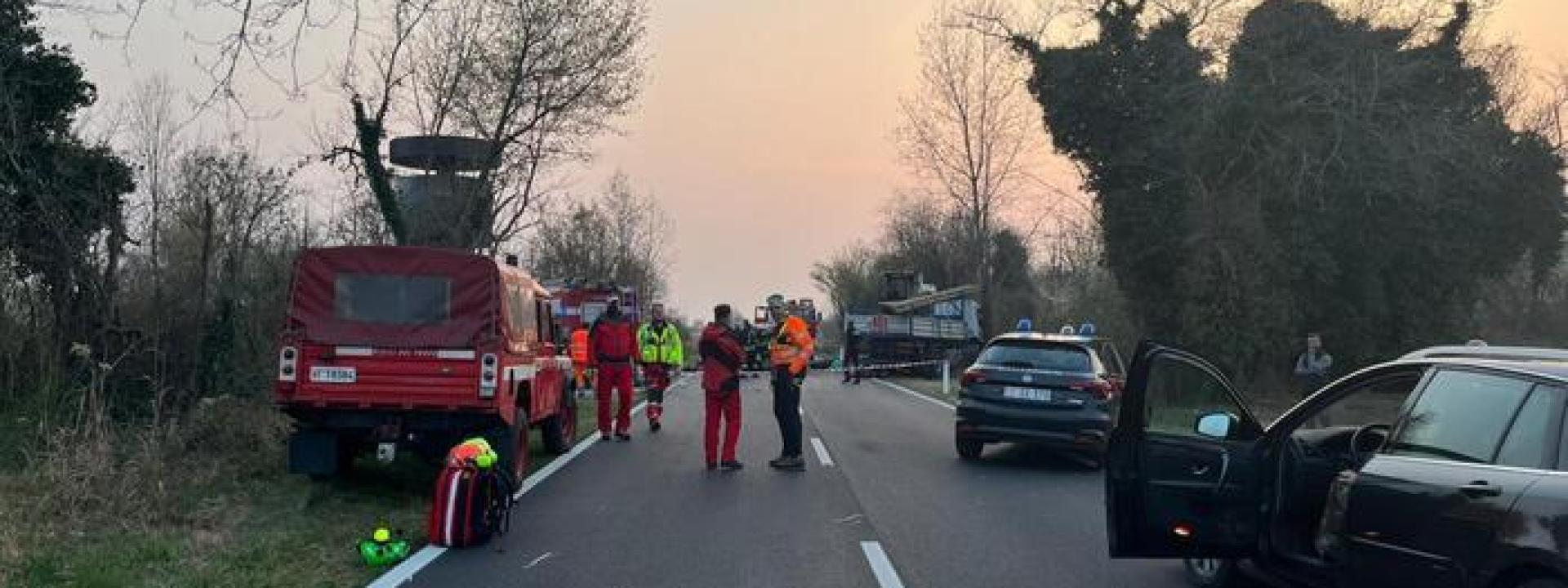 Frontale fra camion e auto: due morti