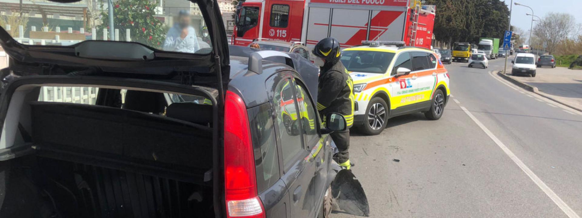 Marche - Violento scontro fra due auto: un ferito portato in ospedale