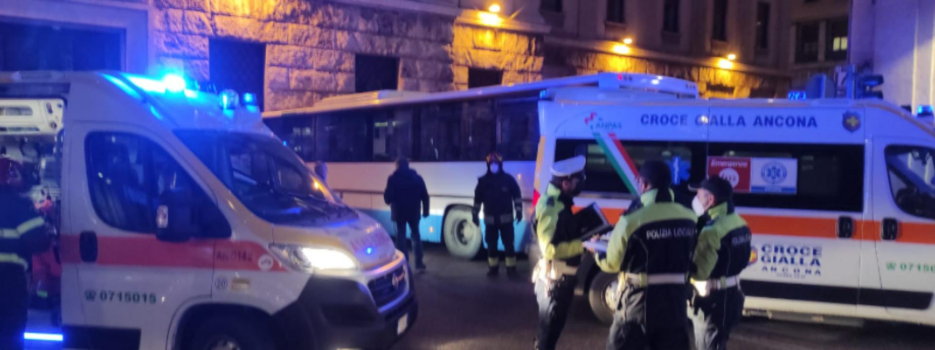 Marche - Autobus contro la Banca d'Italia: feriti i passeggeri