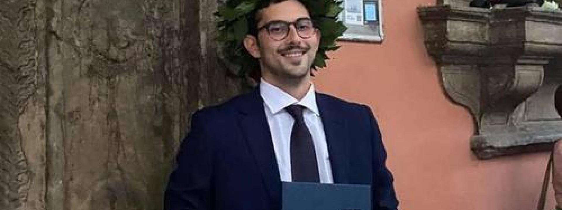 Marche - Un tragico incidente con lo scooter spezza a 24 anni la vita di Alessandro