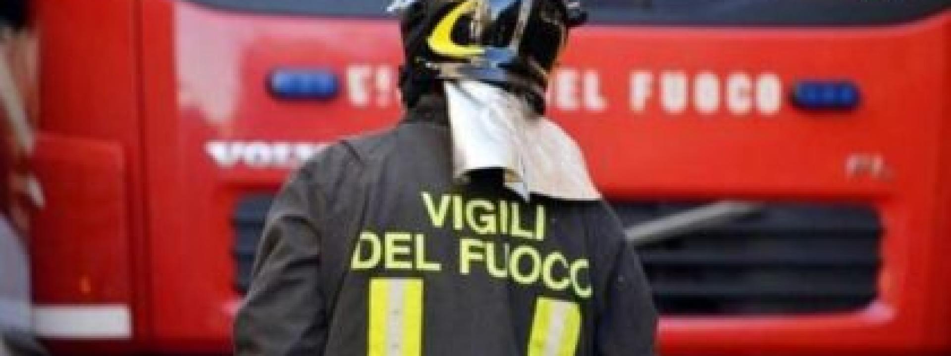 Marche - Ventenne perde il controllo dell'auto e finisce fuori strada: estratta dai vigili del fuoco