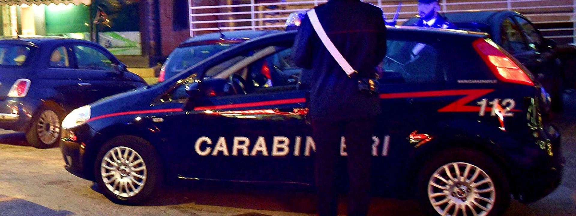 Marche - Getta bottiglie nella fontana, poi si scaglia con calci e pugni contro i carabinieri