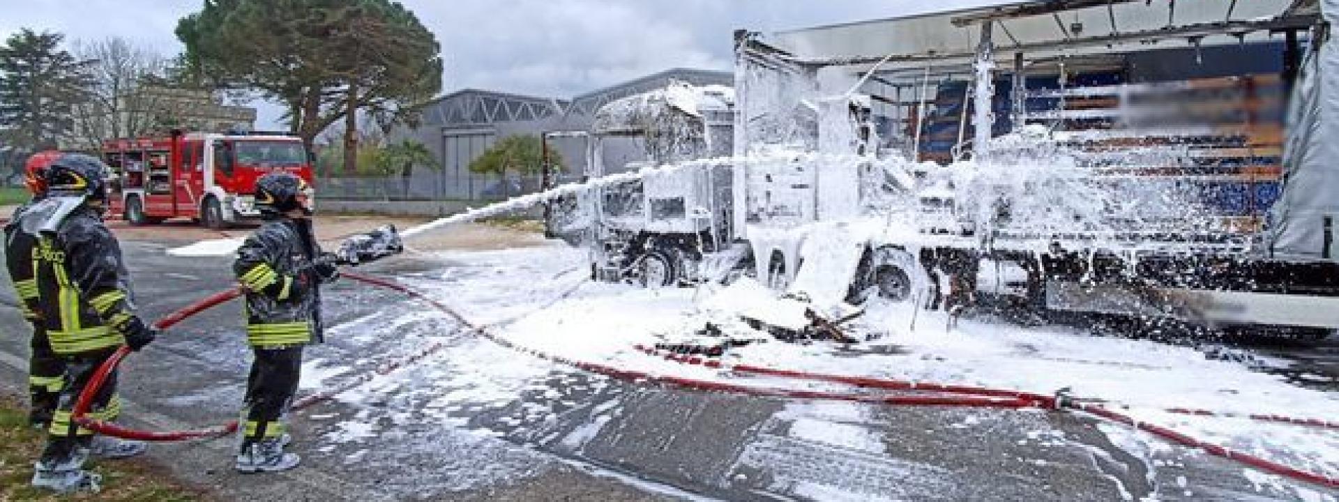 Marche - Camion prende fuoco mentre sta caricando: coinvolti un altro mezzo pesante e un'auto