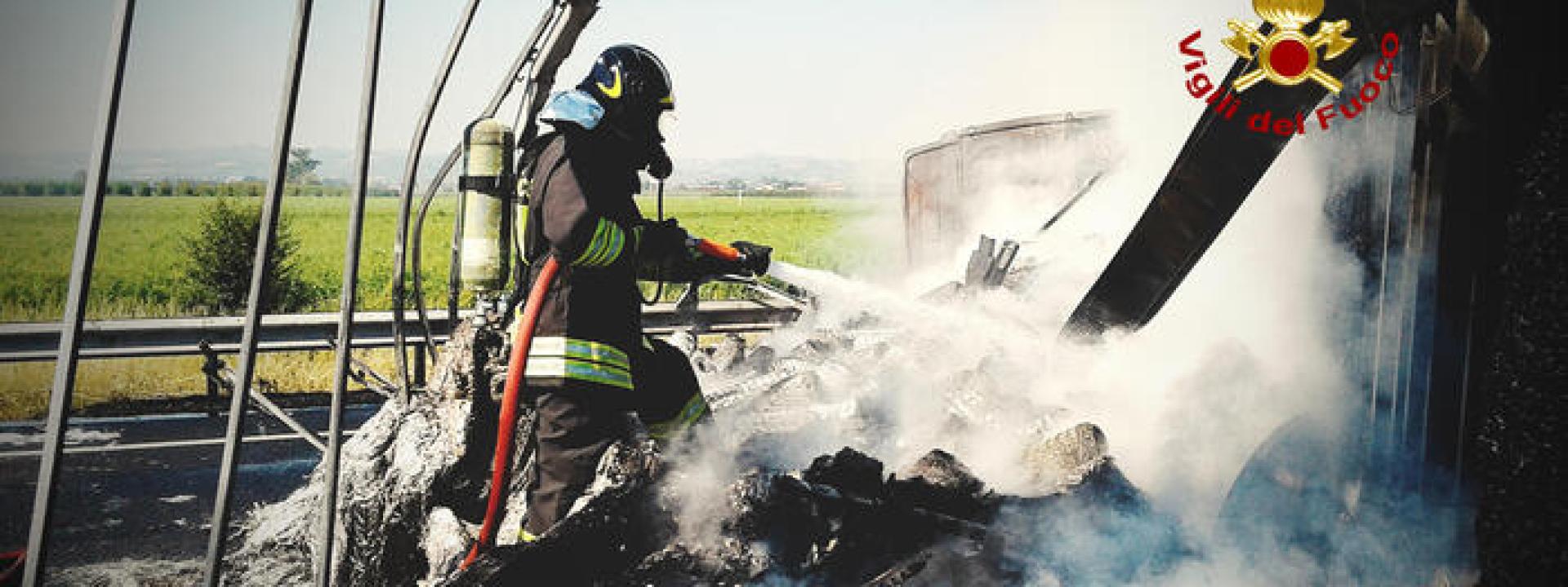 Cadavere carbonizzato irriconoscibile trovato in un'auto in fiamme