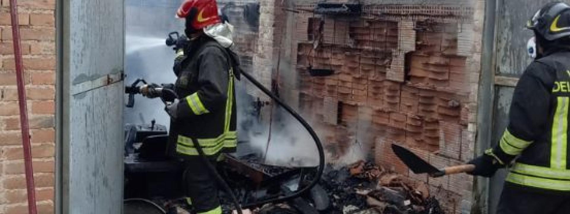 Marche - Fiamme in un capanno agricolo: crolla il tetto