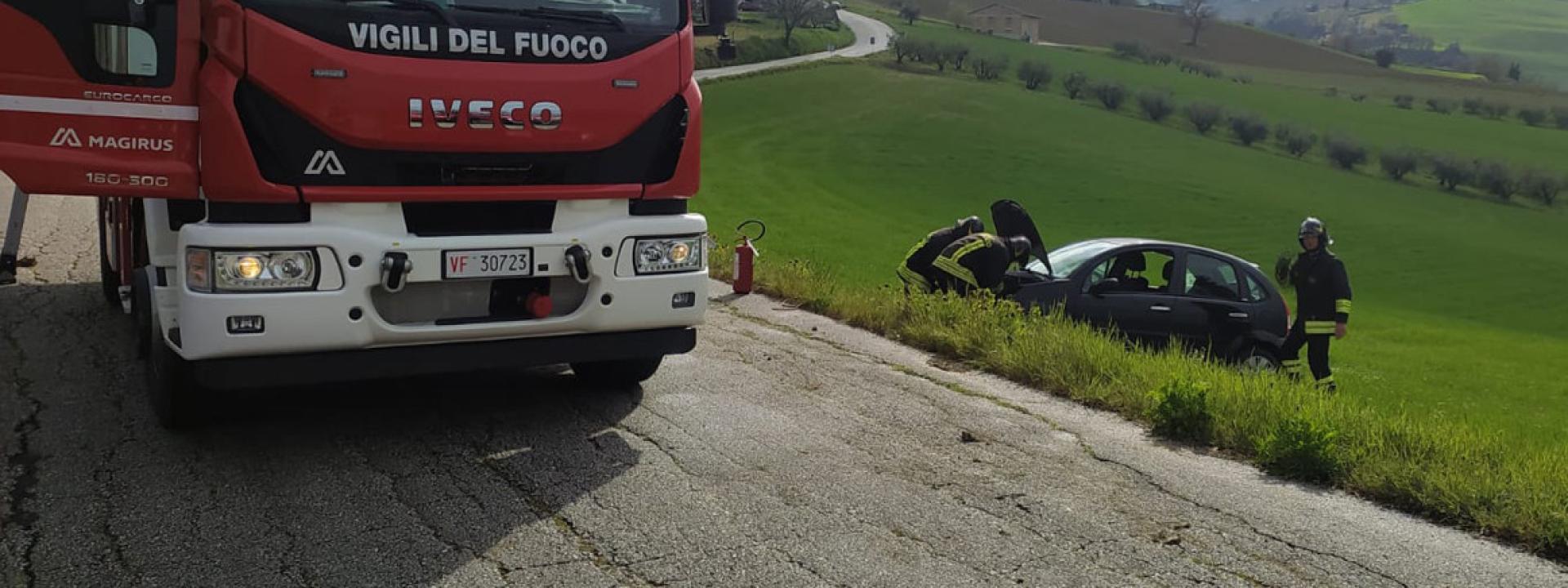 Marche - L'auto sbanda e si rovescia in un campo: ragazza in ospedale