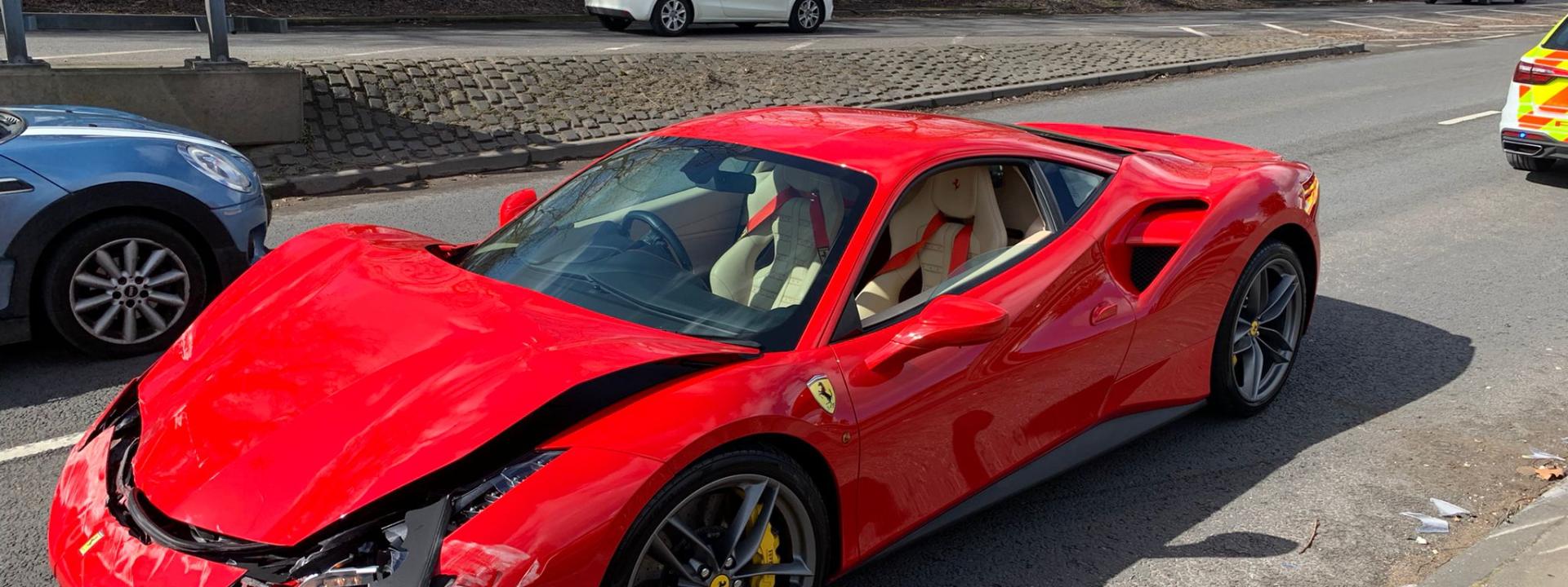 Lascia la concessionaria con la Ferrari nuova di zecca e si schianta