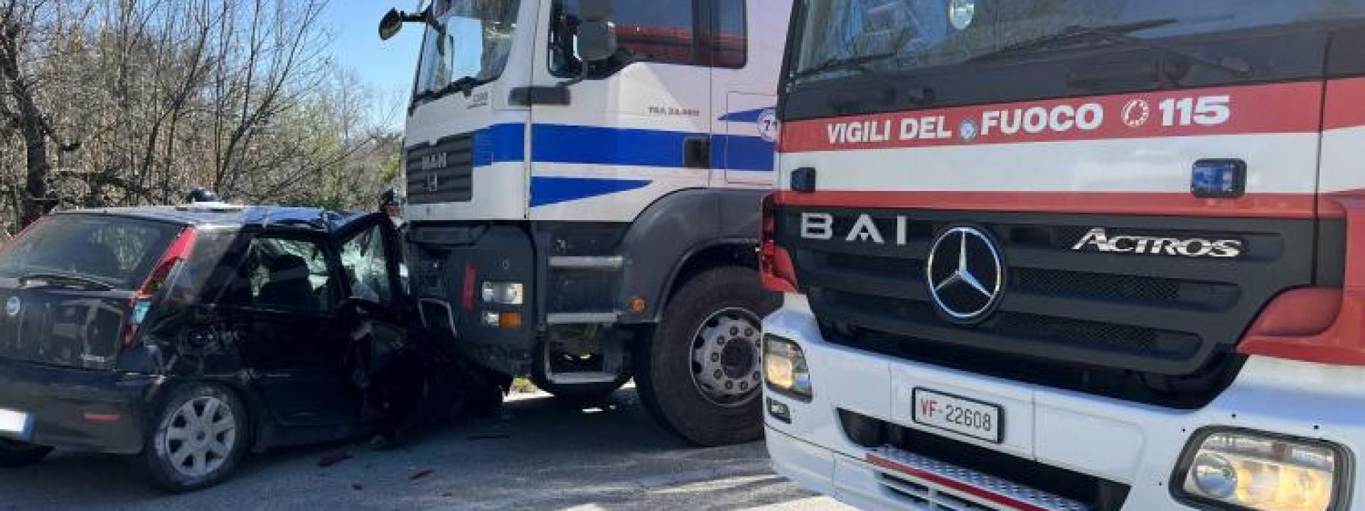 Marche - Scontro auto camion: ragazza di 28 anni portata a Torrette