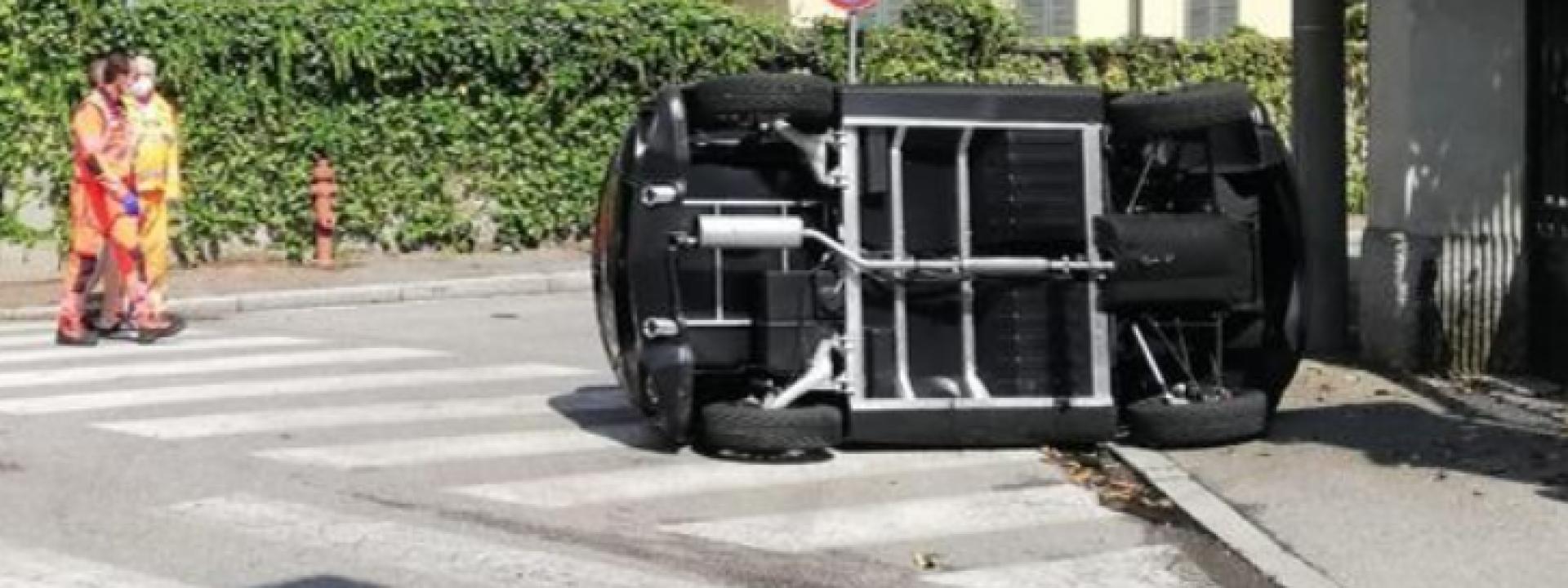 Marche - Si ribalta con la microcar mentre torna a casa da scuola