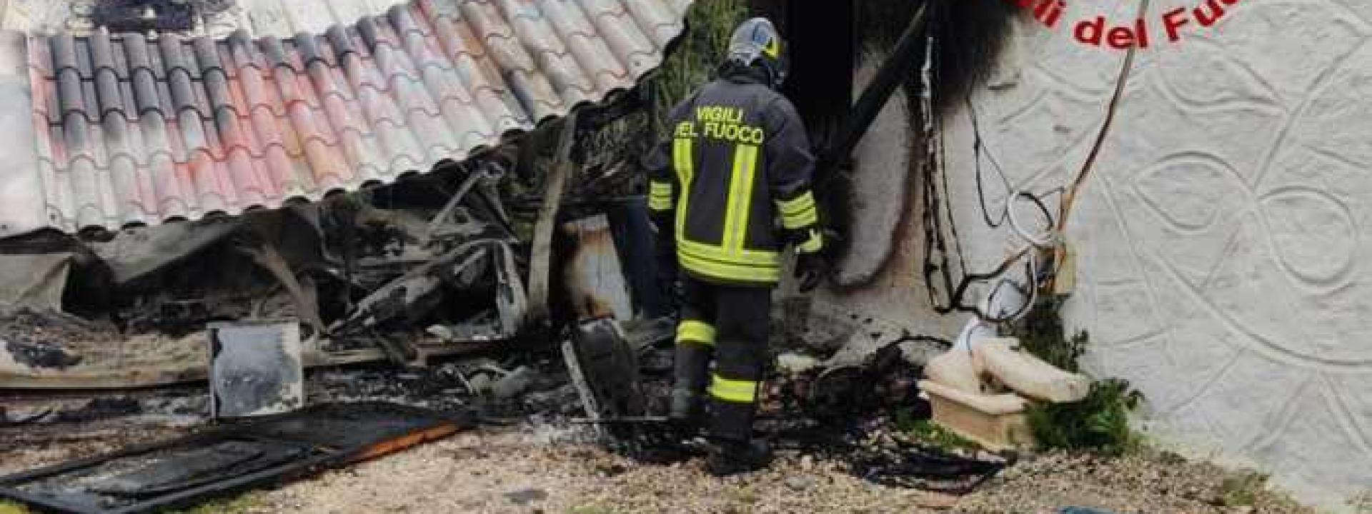 Incendio nel capanno accanto alla casa, muore un 44enne