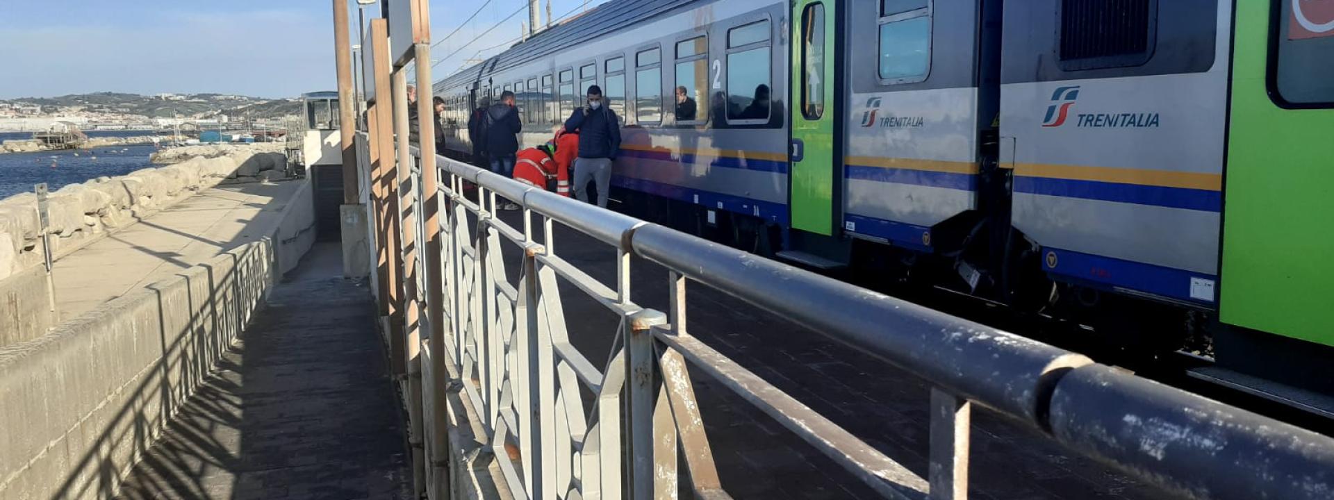 Marche - Prova ad attraversare i binari ma viene colpito dal treno: 63enne gravissimo