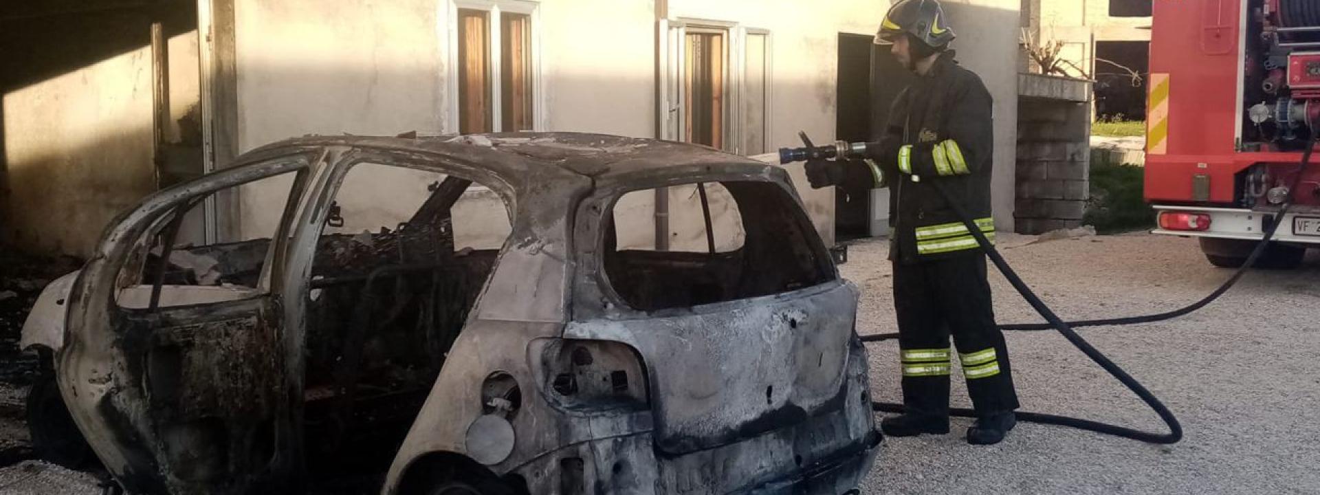 Marche - Auto e scooter divorati dalle fiamme in un garage