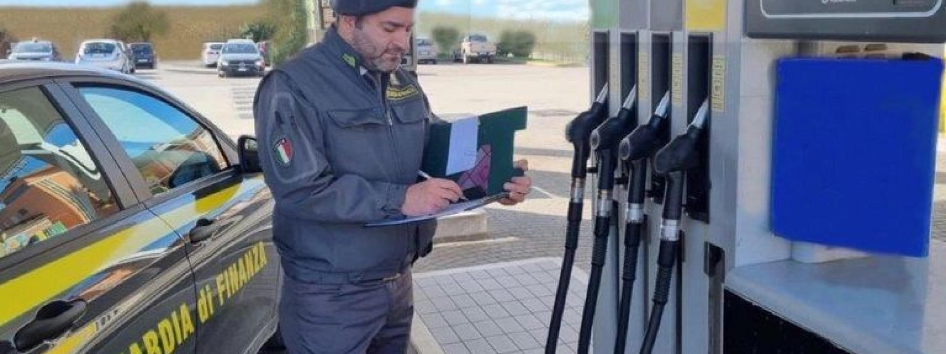 Marche - Controlli della Finanza, multati due distributori di carburante