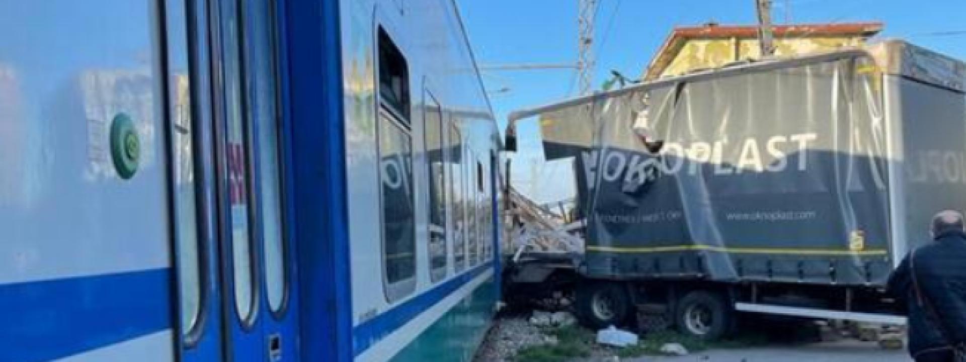 Camionista prova ad attraversare il passaggio a livello in chiusura: il treno travolge il tir