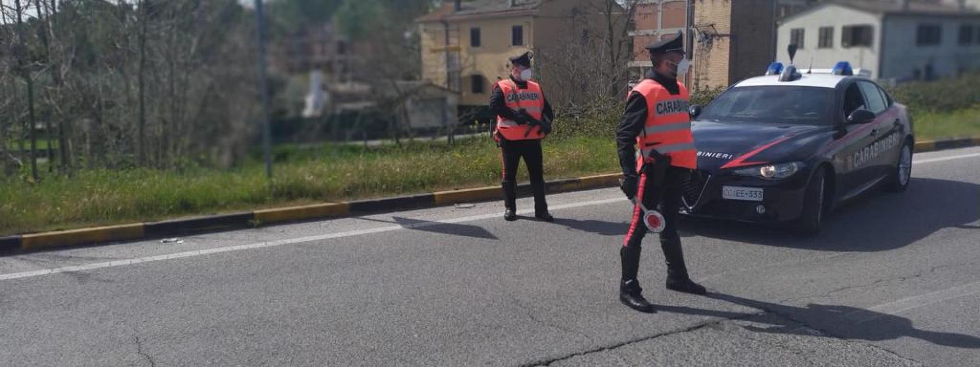 Marche - Prima sfonda il lunotto di un'auto con un pugno, poi manda un carabiniere all'ospedale: 40enne un manette