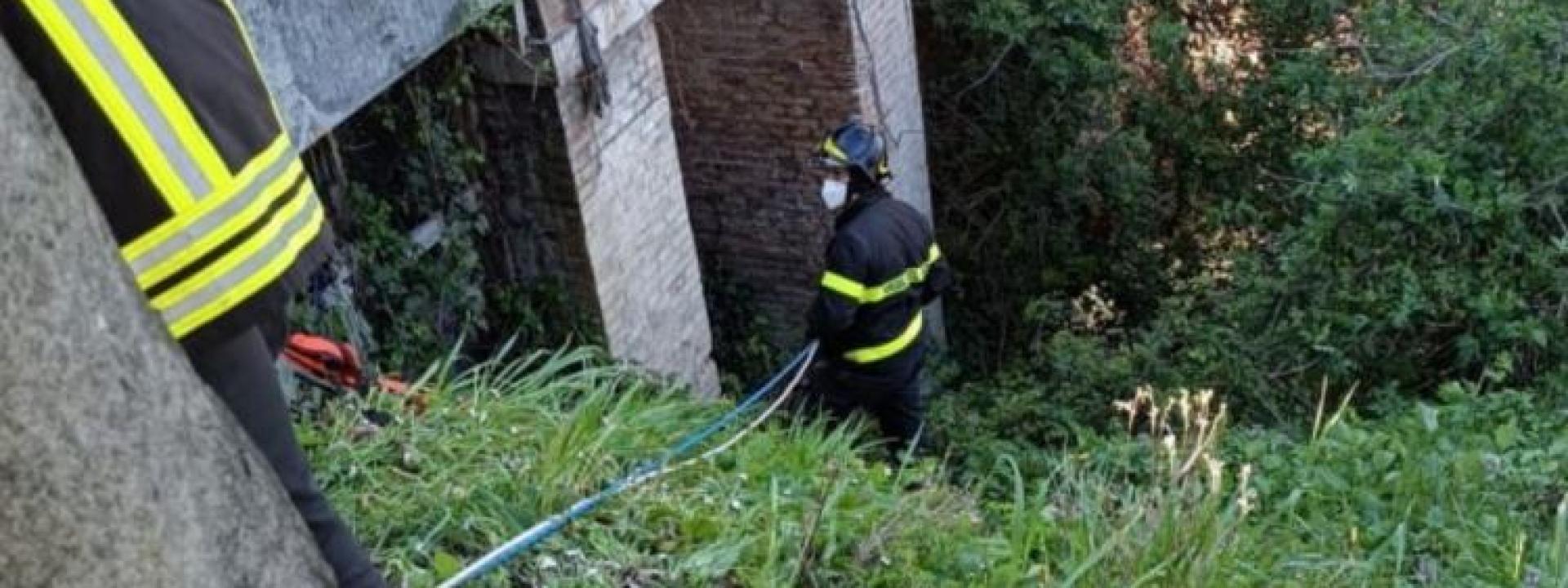 Marche - Uomo di San Severino cade nel fiume: dramma evitato per un soffio