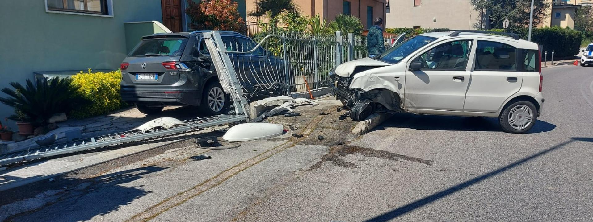 Marche - Perde il controllo dell'auto e sfonda la recinzione di una casa