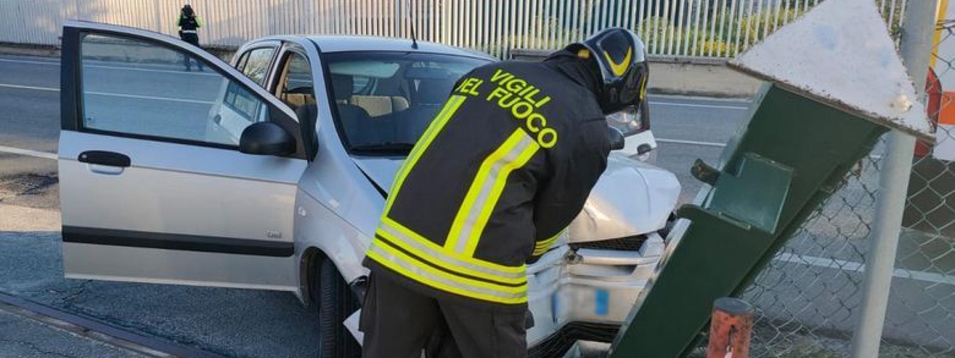 Marche - Perde il controllo dell'auto e finisce contro un palo: uomo a Torrette